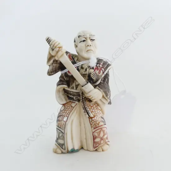 JAPANESE CARVED IVORY FIGURE OF A SAMURAI stained highlights H.75mm
