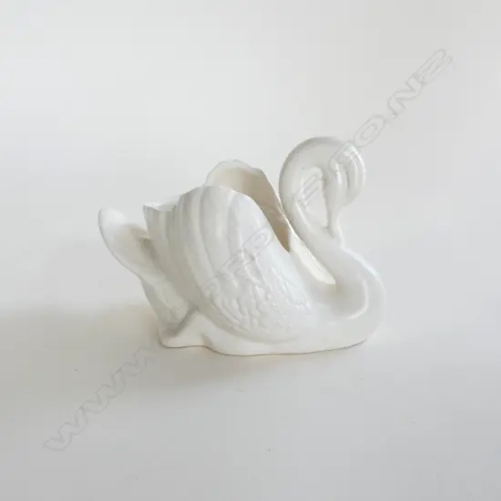 SML CROWN LYNN WHITE SWAN L.140mm (sml patch discolouration to breast)