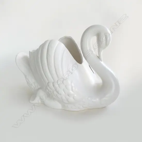 LG CROWN LYNN WHITE SWAN #170 H.220mm (sml firing fault wing)