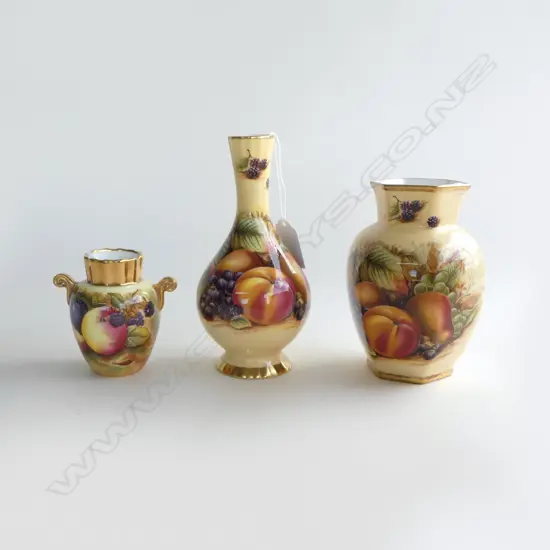 3 AYNSLEY 'ORCHARD GOLD' POSY VASES, H.160/80/120mm