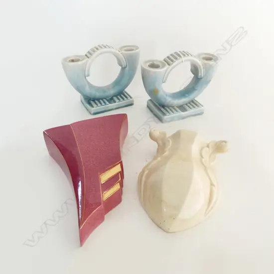 PR BESWICK #423 CANDLESTICKS H.130mm + 2 DECO WALL VASES