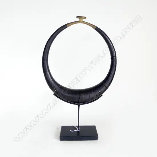 KALABUBU NECKLACE ON STAND H.390mm