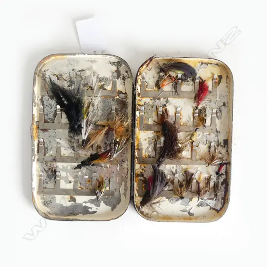 VINTAGE MALLOCHS PAT 13561 FLY FISHING TIN & CONTENTS L160MM