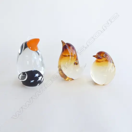 3 ART GLASS BIRDS; CAITHNESS SCOTLAND 'SHUFFLE THE PENGUIN' H.110mm + 2 MURANO SIGNED ELIO RAFFAELI