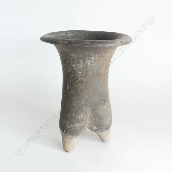 **RTV**  CHINESE NEOLITHIC TRIPOD JAR H.250mm...