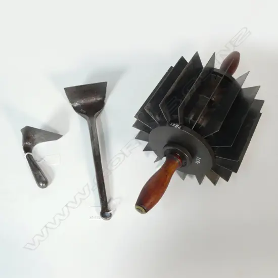 (2852/3270/1717) METAL & WOOD E. MOESSNER DOUGH DIVIDER L.430mm & 2 DOUGH SCRAPERS LARGEST L.295mm