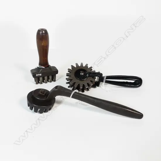 2469/2826 1175 3 VINTAGE ICE SHAVERS L230MM LONGEST