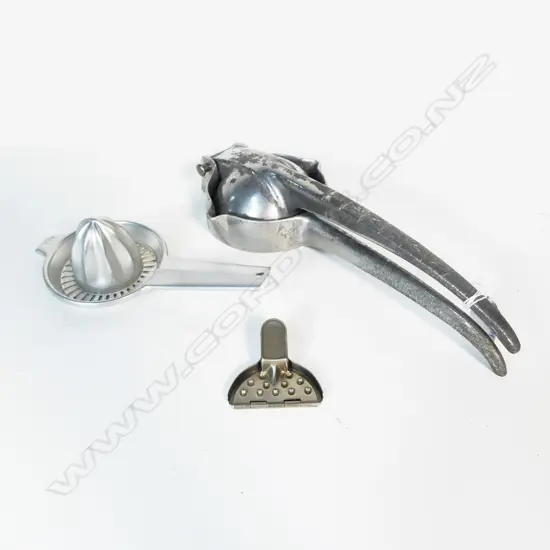 1095/1522 2 ALUMINIUM VINTAGE LEMON SQUEEZERS L320 LONGEST & SMALL S/STEEL SQUEEZER