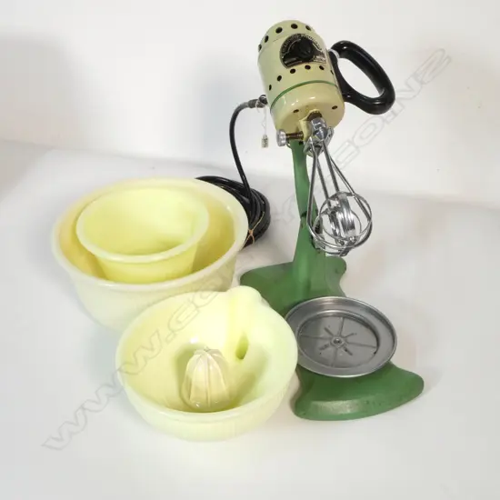 (3136) VINTAGE MANNING-BOWMAN MIXER SET