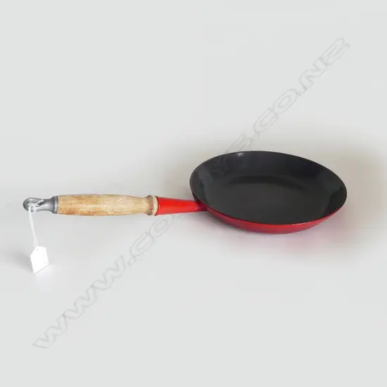 LE CREUSET CAST IRON FRYPAN w WOODEN HANDLE DIA.270mm
