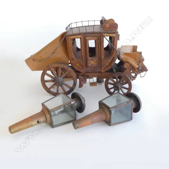 WOODEN CARRIAGE COACH MODEL L.450mm + PR LANTERNS H.245mm