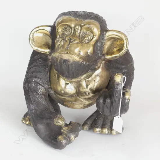 **RTV** BRONZE CHIMP PULLING THE FINGER H.290mm