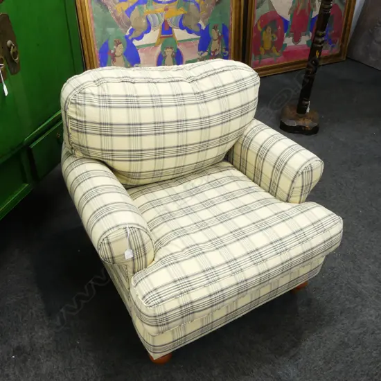 UPHOLSTERED ARM CHAIR 