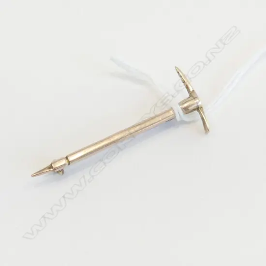 9CT PICK AXE BAR BROOCH INSCRIBED 'MT EGMONT 26/5/30 L.45mm 3.2 GM 