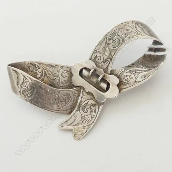 SILVER BOW & BUCKLE BROOCH W.65mm 10.9 GM