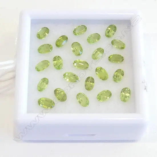 PERIDOT OVAL 25 = 7.46 CT