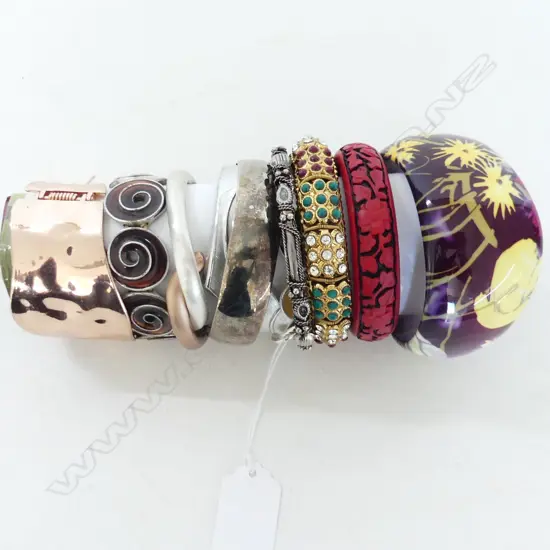 COLLECTION OF COSTUME BANGLES & ONE RED/BLK CINNABAR BANGLE