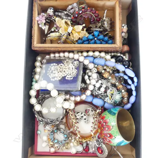 TRAY OF COSTUME JEWELERY & CHINESE CAMPHOR BOX FILLED WITH VARIOUS HAIR CLASPS