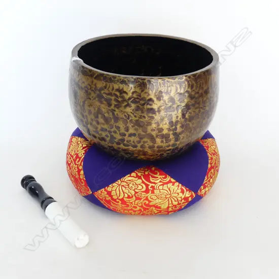 OLD HANDMADE BRONZE JAPANESE BUDDHIST SINGING BOWL Dia.195mm on cushion