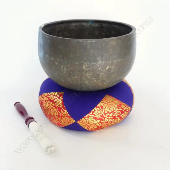 OLD HANDMADE BRONZE JAPANESE BUDDHIST SINGING BOWL Dia.215mm on cushion