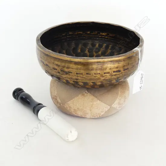 OLD HANDMADE BRONZE JAPANESE BUDDHIST SINGING BOWL Dia.170mm on cushion