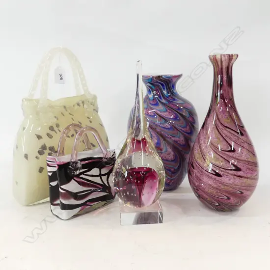 5 PCES ART GLASS: 2 BAGS, 2 VASES, FINIAL (BASE CHIPPED) H.300mm