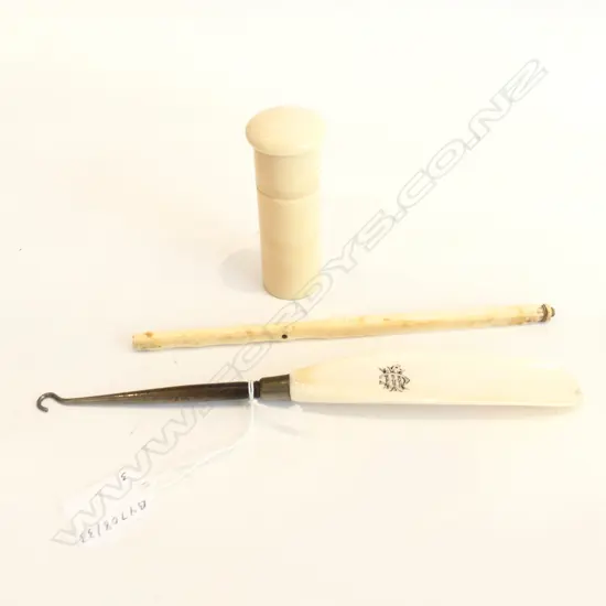3 IVORY ITEMS - SHOEHORN, CONTAINER, AND STICK L.95MM-245MM