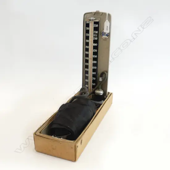 VINTAGE “ACCOSON” SPHYGOMANOETER IN ORIGINAL BOX WITH INSTRUCTIONS FOR BLOOD PRESSURE MONITORING L.32CM