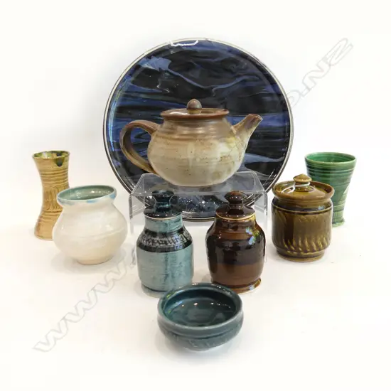 9 PCS PAUL WALSH STUDIO POTTERY ON PAUL WALSH POTTERY TRAY DIA300MM