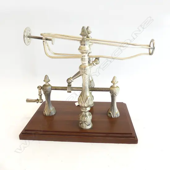 VINTAGE MECHANICAL WINE BOTTLE CRADLE POURER EXCELLENT WORKING CONDITION MOUNTED ON WOODEN PLINTH 3.8KGS L.32CM H.31CM