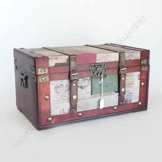 WOODEN BOX IN STYLE RETRO TRAVEL CASE