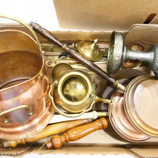 COLLECTION OF BRASS & COPPER ITEMS, INCLDS COAL BUCKET, BED WARMERS KITCHEN UTENSILS, LADLES  & TEAPOT