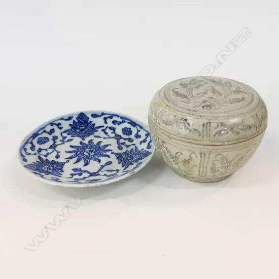 2 ORIENTAL PCES; LIDDED CONTAINER 115mm dia, B/W SAUCER 145mm dia