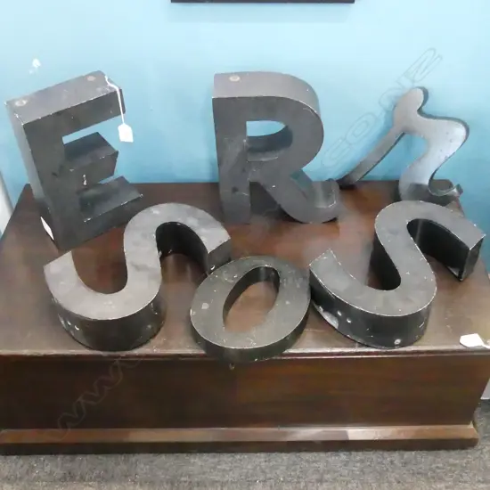 6 ASST. BLACK METAL SIGN LETTERS H.300mm