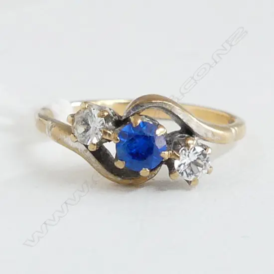 9ct GOLD BLUE & CLEAR 3 STONE RING 2.5gms SIZE O