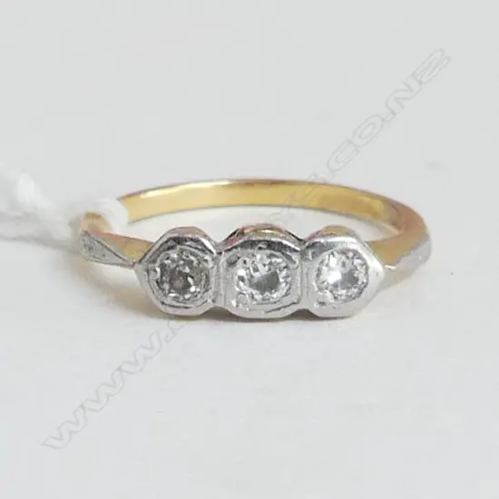 VINTAGE 18CT GOLD & 3 STONE DIAMOND RING 2.9gms