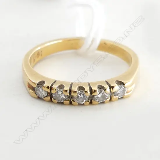 18CT GOLD AND FIVE STONE DIAMOND BAND 2.79gm SIZE J