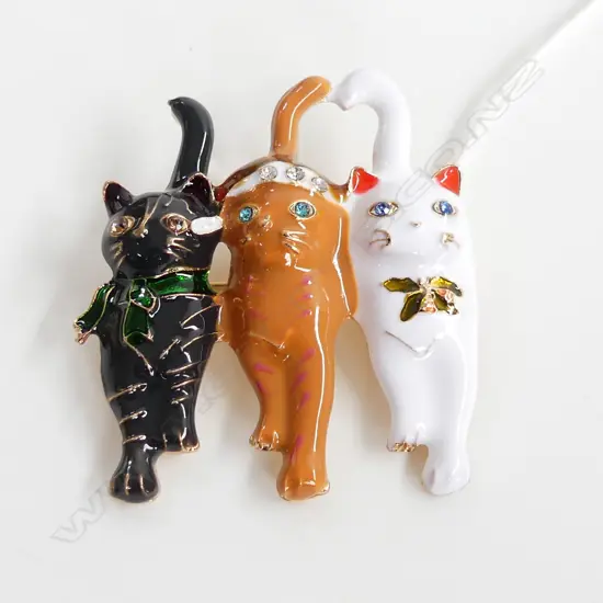 TRIO OF CHRISTMAS CATS WITH GLASS EYE BROOCH