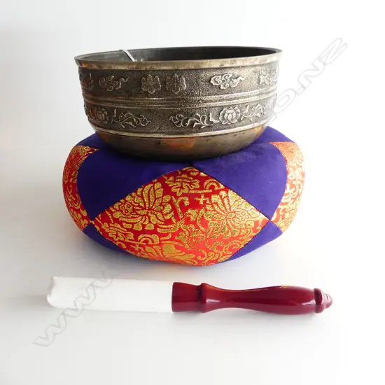 OLD JAPANESE SINGING BOWL ON A NEW CUSHION, DIA 170, H 80mm