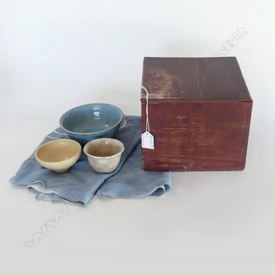 3 ORIENTAL CERAMIC BOWLS 140mm IN WOODEN BOX 205x205x160mm