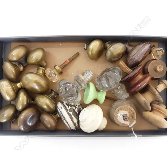 COLLECTION OF 24 ANTIQUE DOOR HANDLES & KNOBS IN BRASS, WOOD, & GLASS 