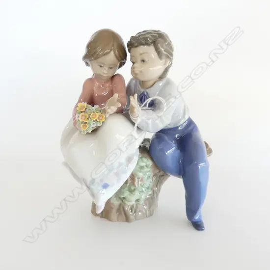 LLADRO #5701 'JUST A LITTLE KISS' H.160mm + box