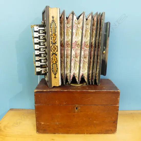 ANTIQUE ACCORDION BY M. HOWSONS STEEL REEDS 45 GOOSE GATE NOTTINGHAM L.305mm, BOXED