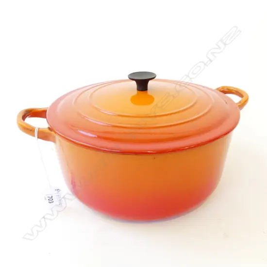 ORANGE LE CREUSET LIDDED CASSEROLE 225mm dia