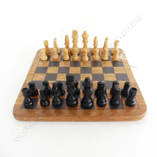 WOODEN CHESS SET COMPLETE WITH 32 PIECES & BOARD 