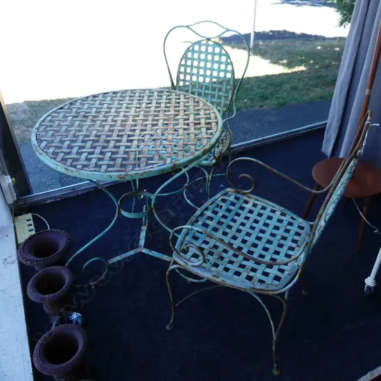 3 PCE RUSTIC FRENCH STYLE GREEN PAINTED METAL PATIO SET: PR CHAIRS + TABLE 710mm dia