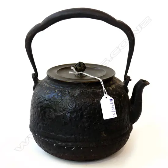 TETSUBIN; JAPANESE CAST IRON TEAPOT w. CHRYSANTHEMUM c.1890 160mm dia