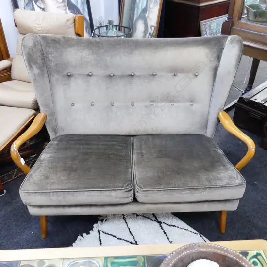 RETRO SOFA IN VELVET UPHOLSTERY 1270x700x980mm