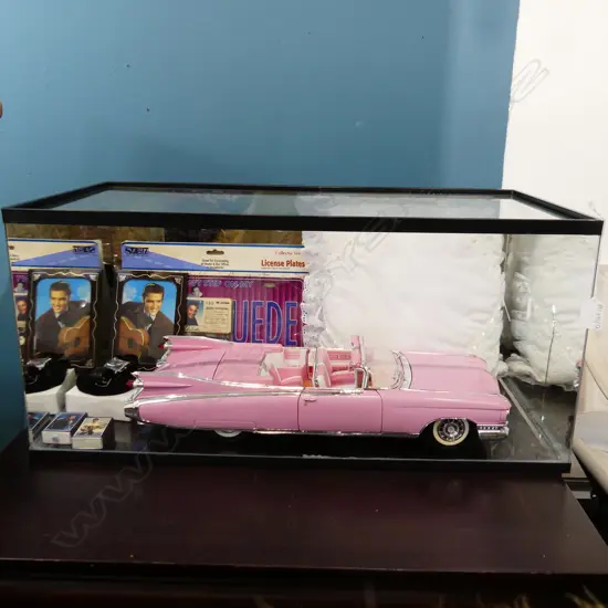 PINK CADILLAC + ASST. ELVIS COLLECTORS ITEMS IN MIRRORED GLASS DISPLAY CASE 660x340x310mm