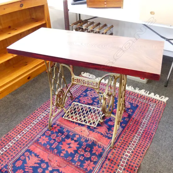 SINGER SEWING MACHINE CAST IRON BASE W/ ELM TABLE TOP H760 W1022mm